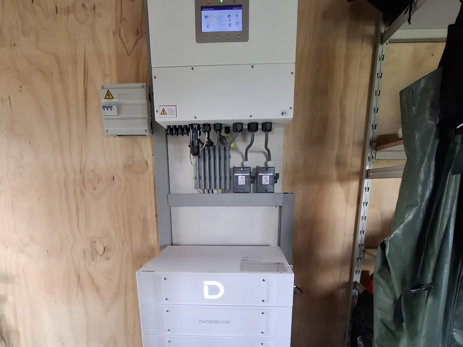 Dyness batterijstack met Solis omvormer in de schuur, geïnstalleerd door Maatje Solar Systems