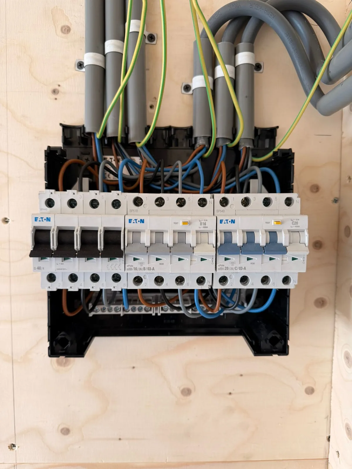 Eaton groepenkast met installatieautomaten tijdens het aansluiten