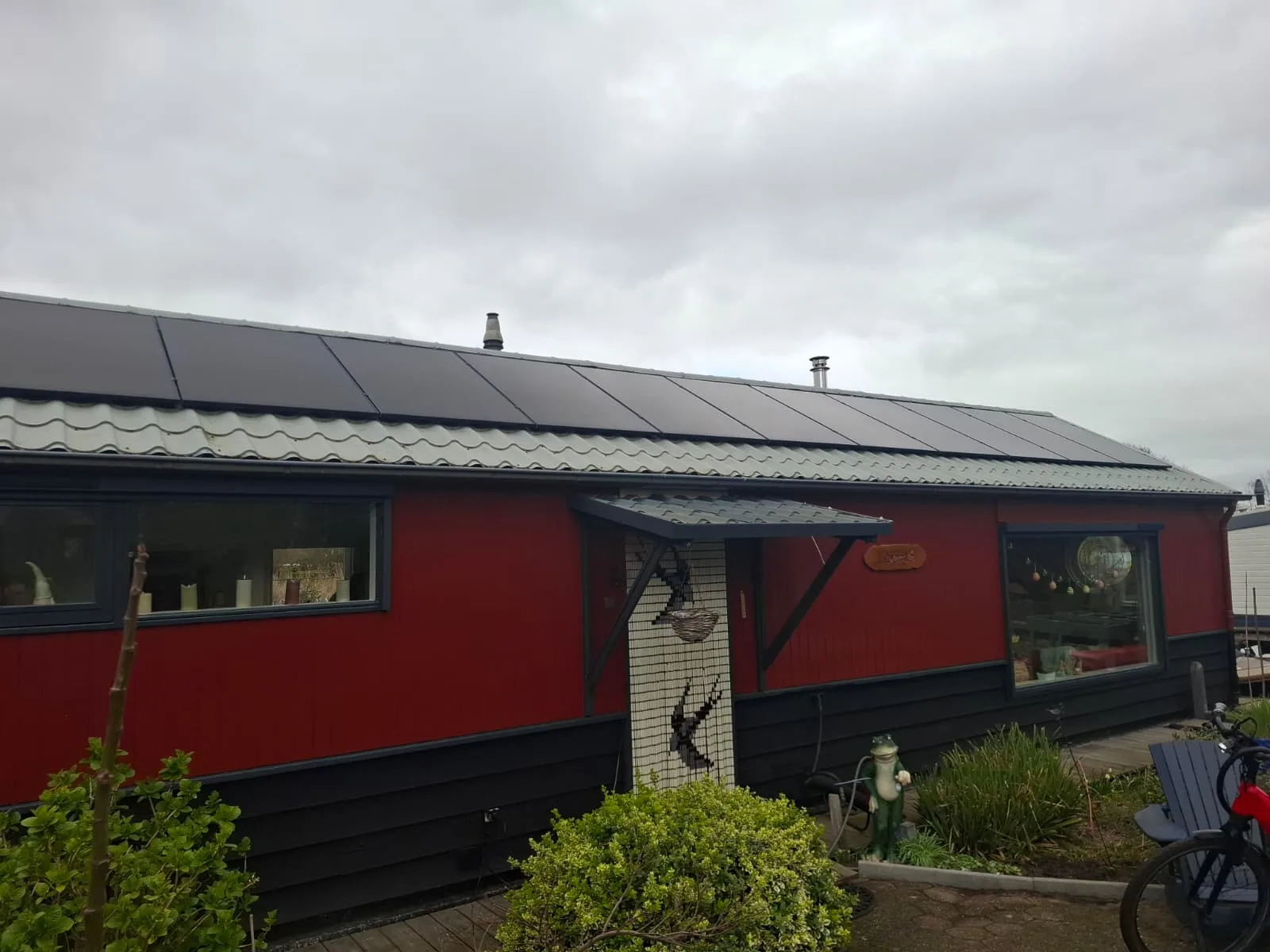 Rij zwarte zonnepanelen op een dak, gelegd door Maatje Solar Systems
