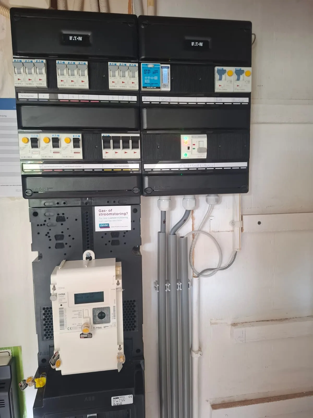 Twee Eaton verdeelkasten naast elkaar met daaronder de slimme meter en weggewerkte kabels