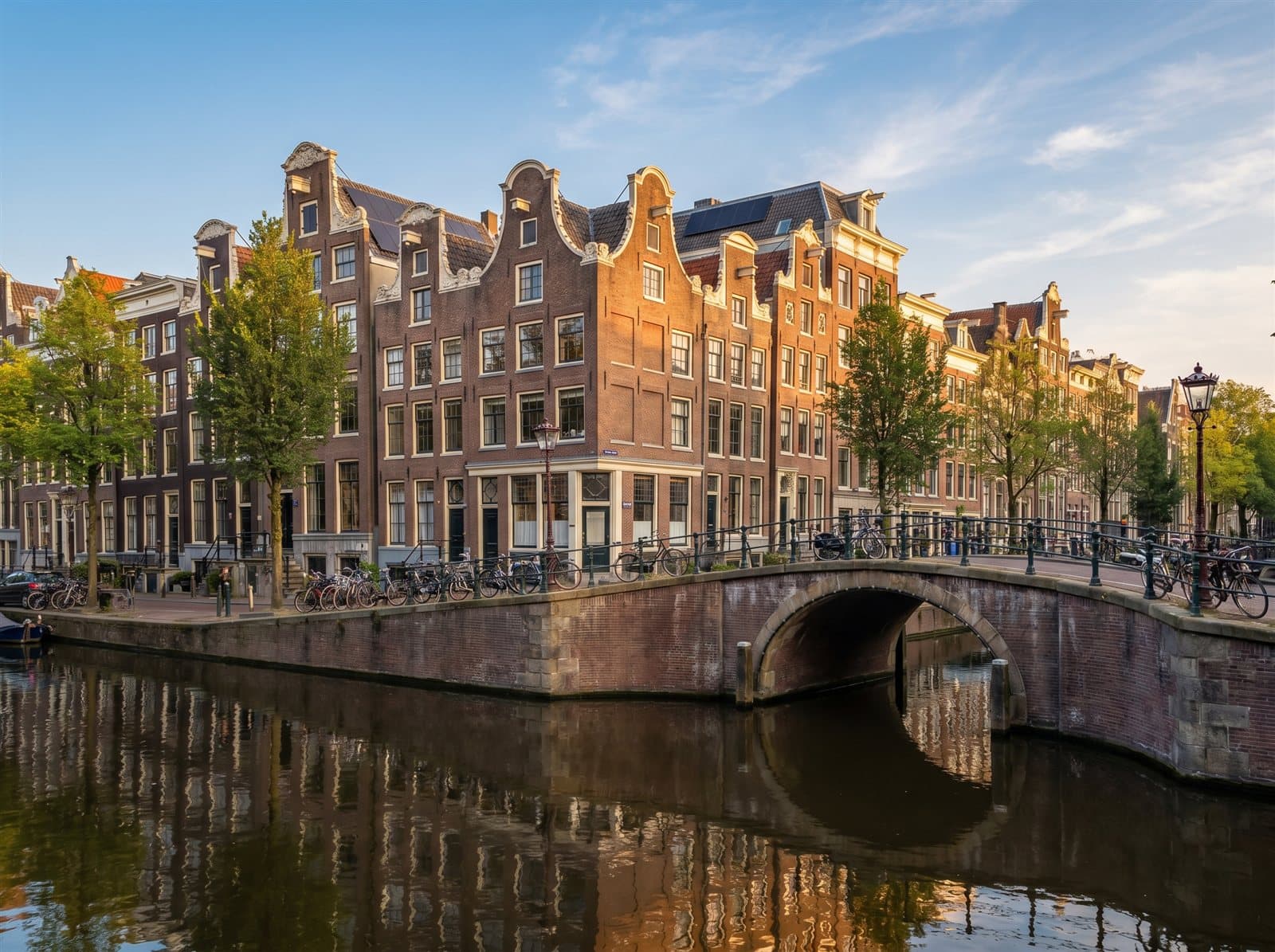 Amsterdamse grachtenpanden met trapgevels langs een gracht