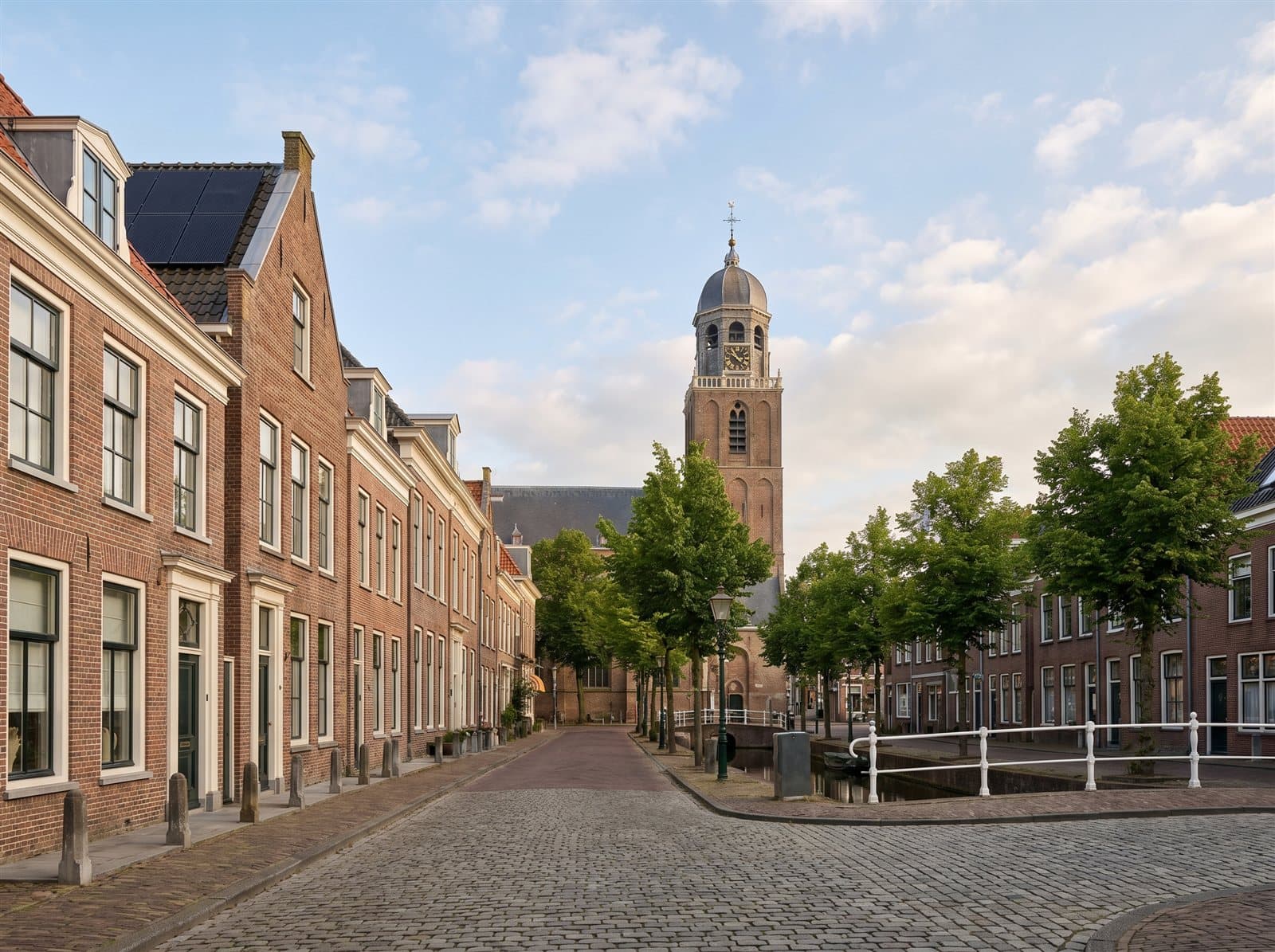 Historische bakstenen huizen en de koepelkerk in het centrum van Purmerend