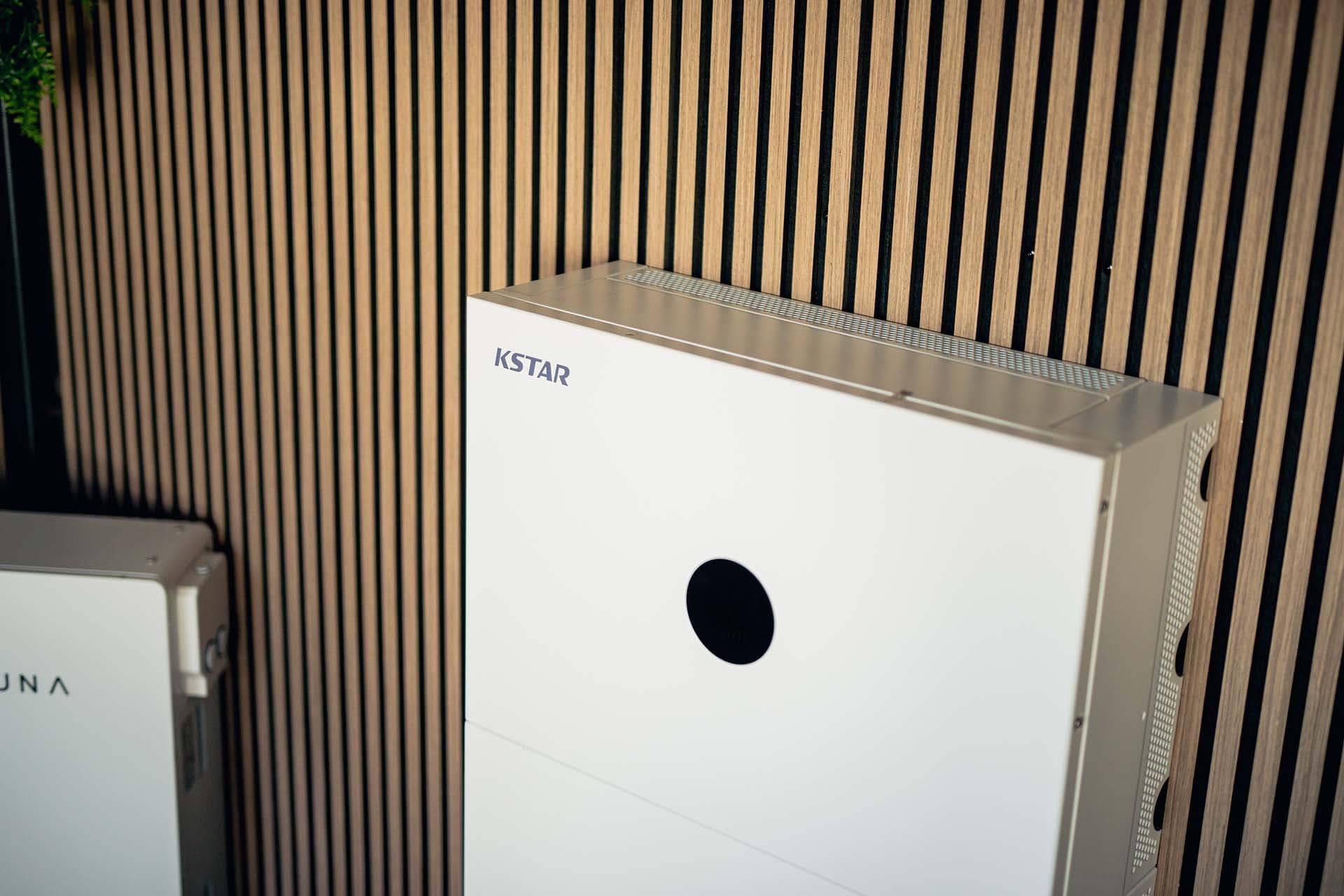 Thuisbatterij van een A-merk tegen een houten wand