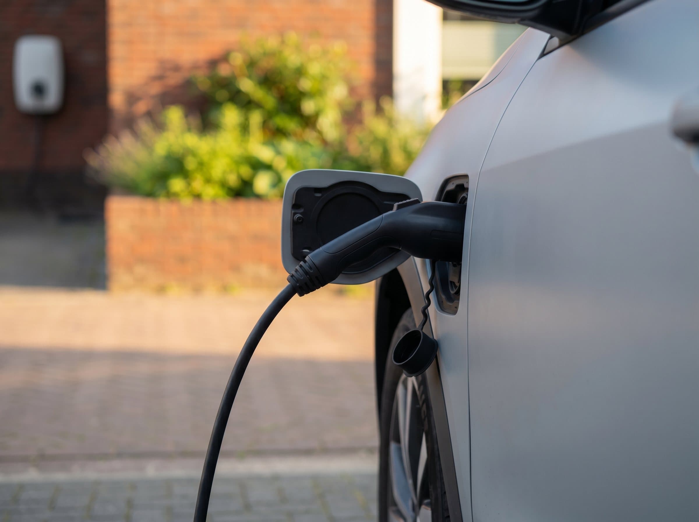 Elektrische auto die thuis wordt opgeladen met een laadkabel