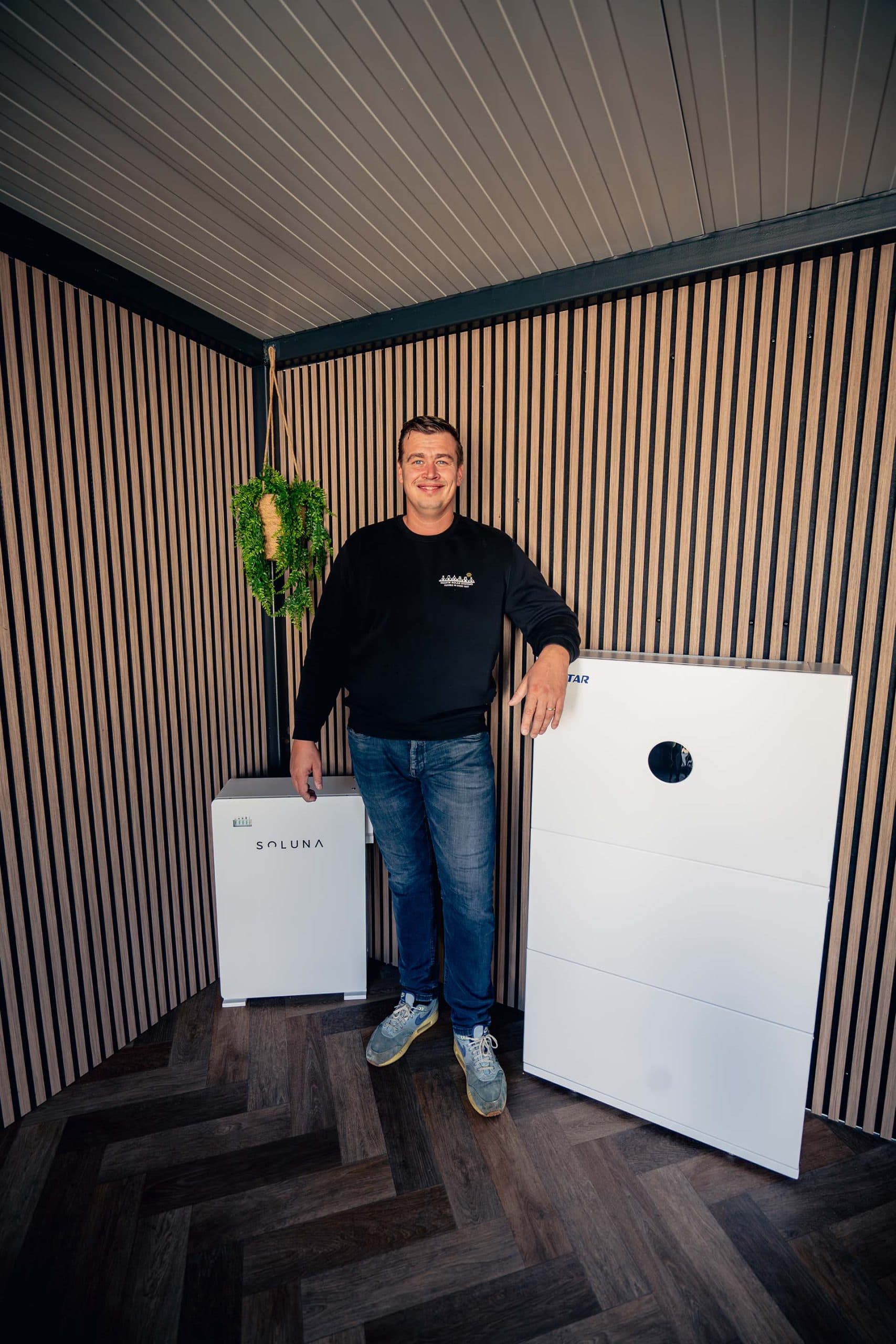 Rik Maatje bij een thuisbatterij installatie